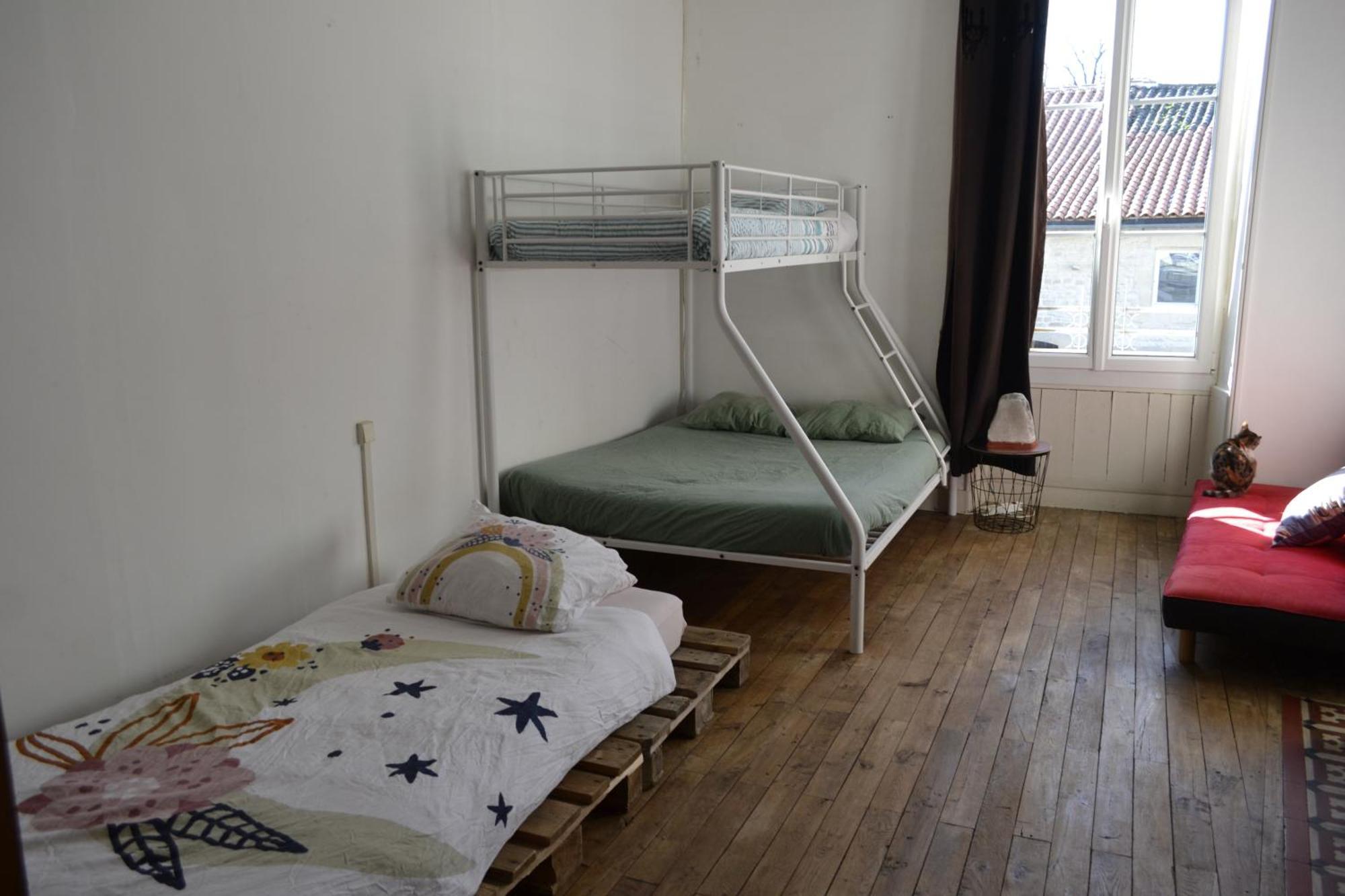 شقة Grande Chambre Familiale Pour 2 A 5 Personnes Chef-Boutonne المظهر الخارجي الصورة